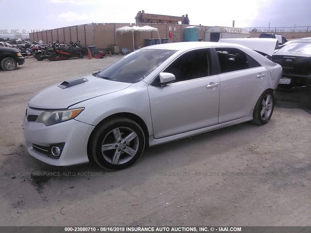 4T1BF1FKXCU590299 - 2012 TOYOTA CAMRY SE/LE/XLE SILVER photo 2