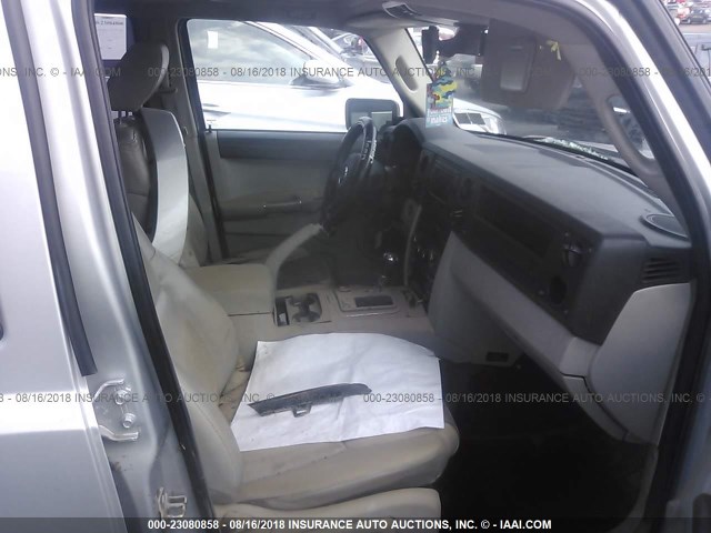 1J8HG58236C275959 - 2006 JEEP COMMANDER LIMITED SILVER photo 5