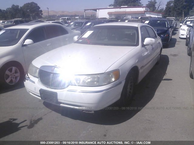 1LNHM81W5YY938190 - 2000 LINCOLN TOWN CAR EXECUTIVE WHITE photo 2