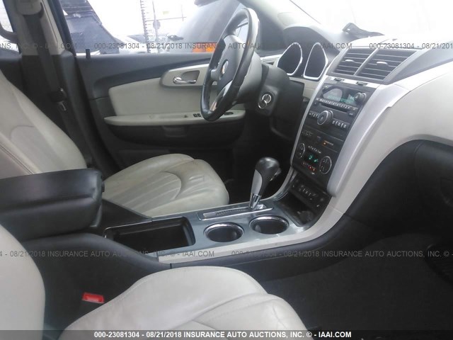 1GNKVLED1BJ296951 - 2011 CHEVROLET TRAVERSE LTZ SILVER photo 5