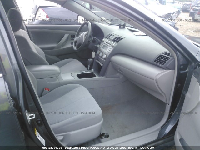 4T4BF3EK4BR093637 - 2011 TOYOTA CAMRY SE/LE/XLE 灰色 照片 5