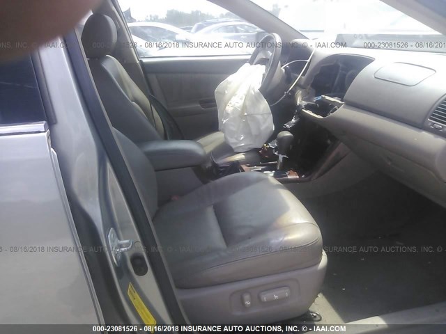 4T1BF30K45U594520 - 2005 TOYOTA CAMRY LE/XLE/SE GRAY photo 5