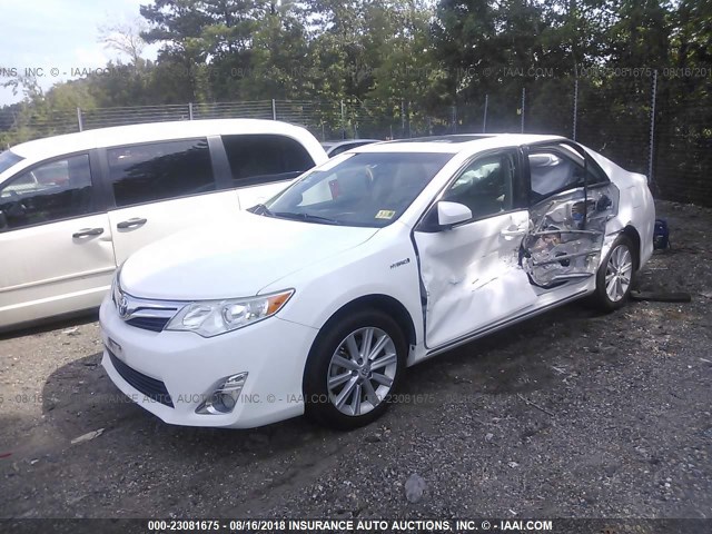 4T1BD1FK3CU026113 - 2012 TOYOTA CAMRY HYBRID/LE/XLE WHITE photo 2