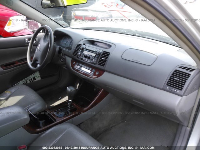 JTDBF30K420047349 - 2002 TOYOTA CAMRY LE/XLE/SE Gümüş foto 5