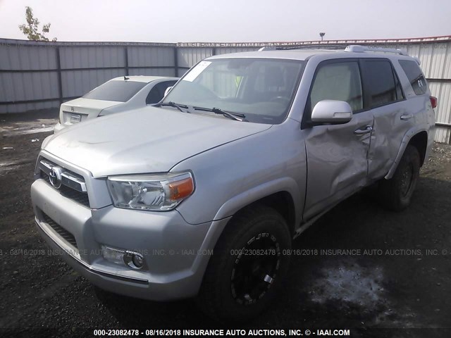 JTEBU5JR8D5117160 - 2013 TOYOTA 4RUNNER SR5/LIMITED/TRAIL SILVER photo 2