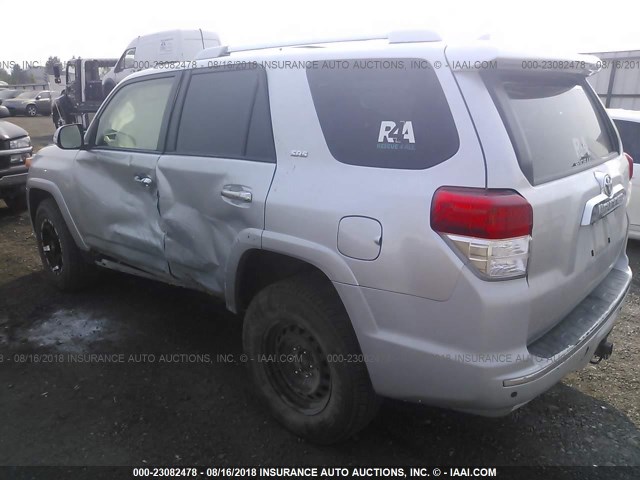 JTEBU5JR8D5117160 - 2013 TOYOTA 4RUNNER SR5/LIMITED/TRAIL SILVER photo 3