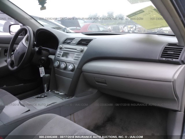 4T1BF3EKXBU142009 - 2011 TOYOTA CAMRY SE/LE/XLE ნაცრისფერი ფოტო 5