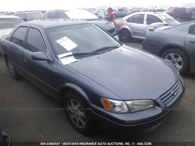 JT2BF28K0W0093192 - 1998 TOYOTA CAMRY LE/XLE GRAY photo 1