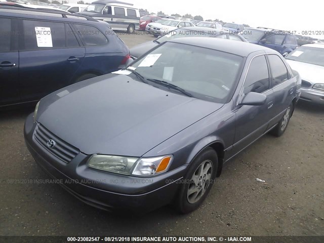 JT2BF28K0W0093192 - 1998 TOYOTA CAMRY LE/XLE 灰色 照片 2