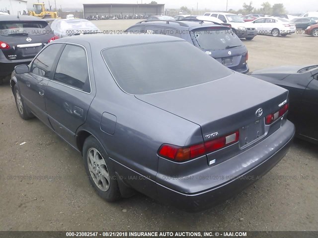 JT2BF28K0W0093192 - 1998 TOYOTA CAMRY LE/XLE 灰色 照片 3