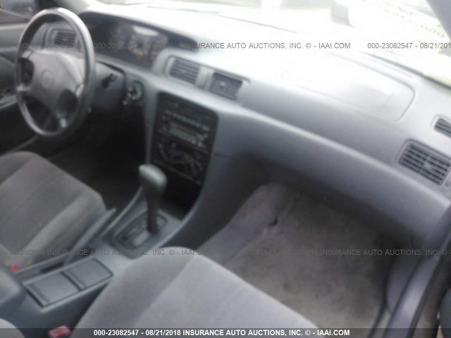 JT2BF28K0W0093192 - 1998 TOYOTA CAMRY LE/XLE GRAY photo 5