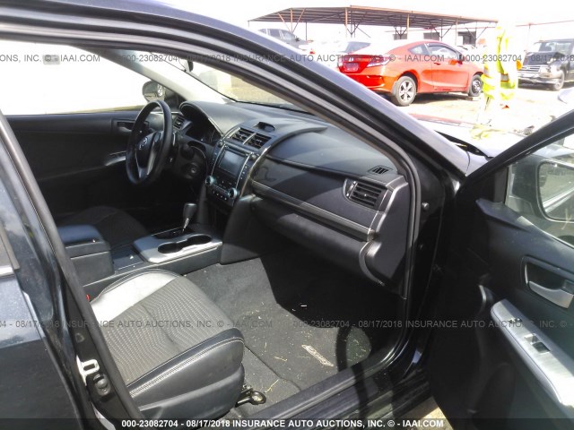 4T1BF1FK3CU094437 - 2012 TOYOTA CAMRY SE/LE/XLE GRAY photo 5