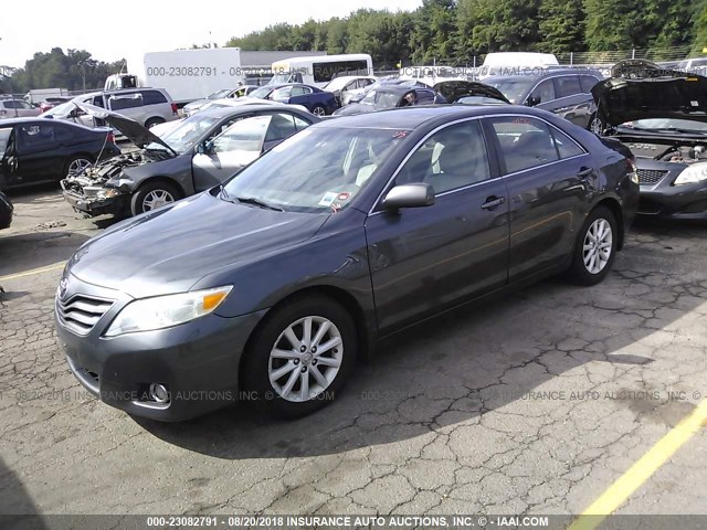 4T1BK3EK0AU606337 - 2010 TOYOTA CAMRY SE/LE/XLE ნაცრისფერი ფოტო 2