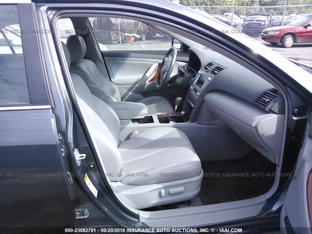 4T1BK3EK0AU606337 - 2010 TOYOTA CAMRY SE/LE/XLE ნაცრისფერი ფოტო 5
