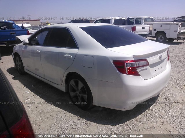 4T1BK1FK5EU026767 - 2014 TOYOTA CAMRY SE/XLE WHITE photo 3