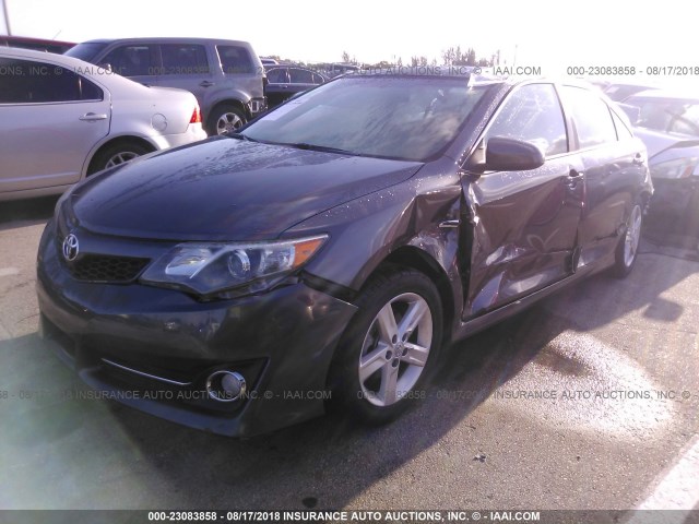 4T1BF1FK6EU404955 - 2014 TOYOTA CAMRY L/SE/LE/XLE ნაცრისფერი ფოტო 2