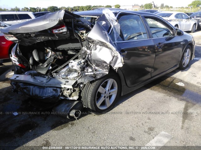 4T1BF1FK6EU404955 - 2014 TOYOTA CAMRY L/SE/LE/XLE ნაცრისფერი ფოტო 4