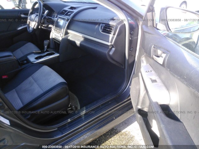 4T1BF1FK6EU404955 - 2014 TOYOTA CAMRY L/SE/LE/XLE ნაცრისფერი ფოტო 5