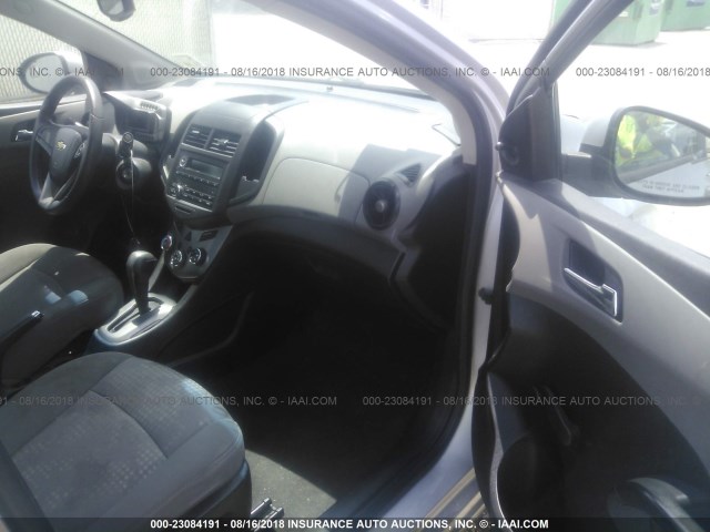 1G1JA5SH0D4152708 - 2013 CHEVROLET SONIC LS 银色 照片 5
