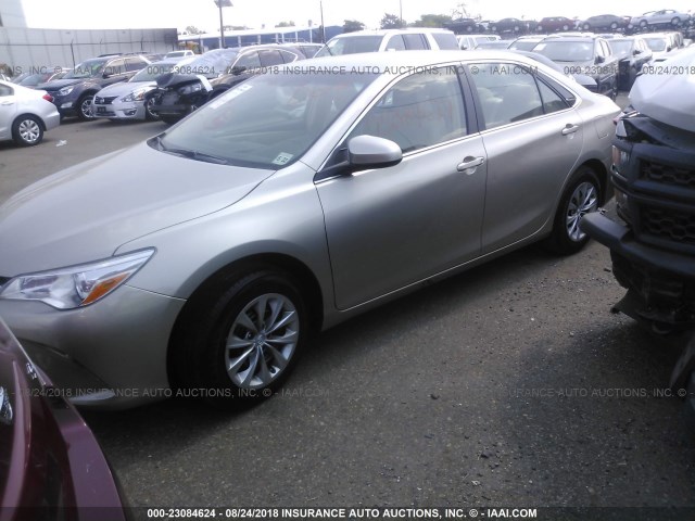 4T1BF1FK3HU329183 - 2017 TOYOTA CAMRY LE/XLE/SE/XSE 棕色 照片 2