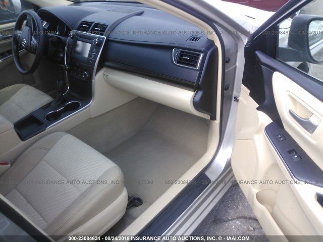 4T1BF1FK3HU329183 - 2017 TOYOTA CAMRY LE/XLE/SE/XSE 棕色 照片 5