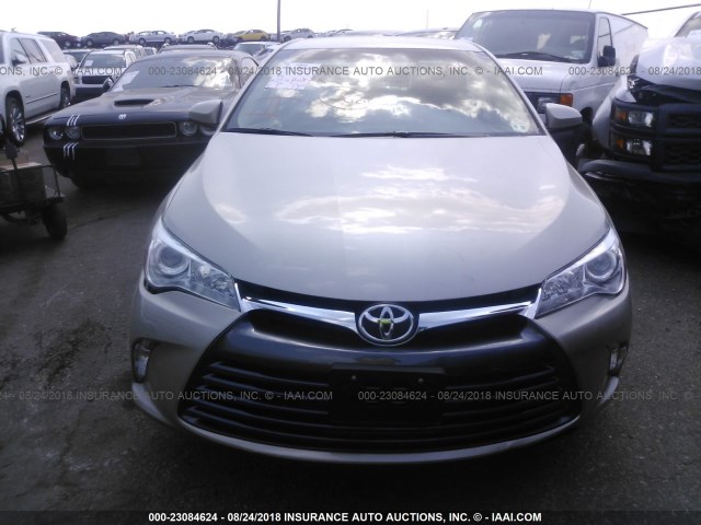 4T1BF1FK3HU329183 - 2017 TOYOTA CAMRY LE/XLE/SE/XSE 棕色 照片 6