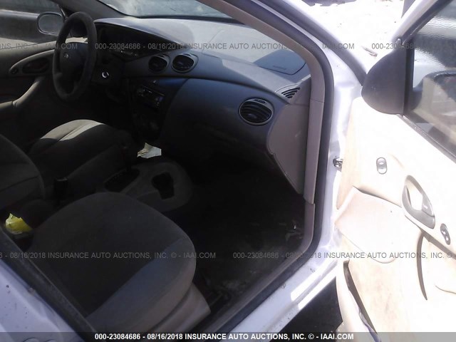 1FAFP34P03W183101 - 2003 FORD FOCUS SE/SE COMFORT/SE SPORT WHITE photo 5