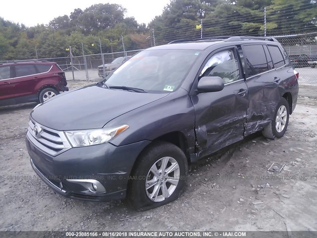 5TDZA3EH3CS025688 - 2012 TOYOTA HIGHLANDER SE GRAY photo 2