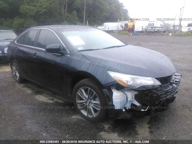 4T1BF1FK3HU301822 - 2017 TOYOTA CAMRY LE/XLE/SE/XSE GRAY photo 1