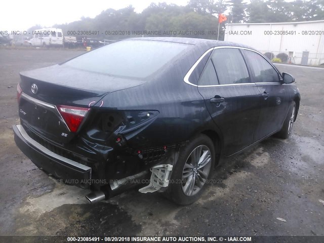 4T1BF1FK3HU301822 - 2017 TOYOTA CAMRY LE/XLE/SE/XSE 灰色 照片 4