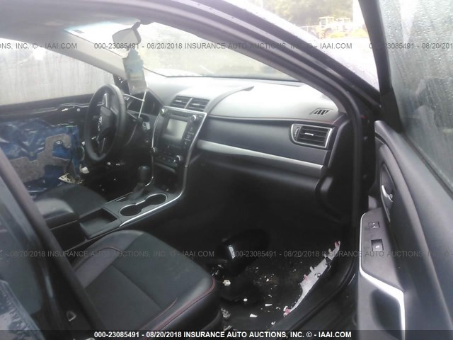 4T1BF1FK3HU301822 - 2017 TOYOTA CAMRY LE/XLE/SE/XSE GRAY photo 5