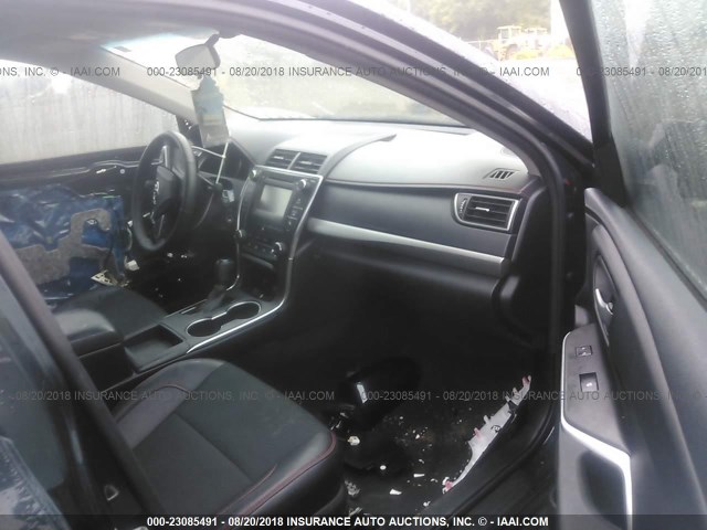 4T1BF1FK3HU301822 - 2017 TOYOTA CAMRY LE/XLE/SE/XSE 灰色 照片 5