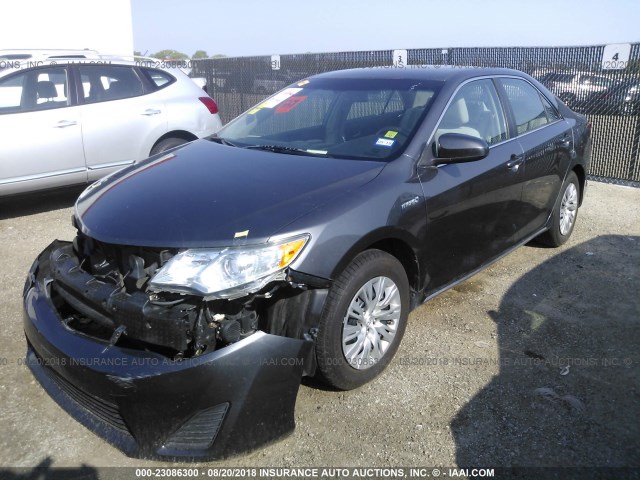 4T1BD1FK1DU078390 - 2013 TOYOTA CAMRY HYBRID/LE/XLE SILVER photo 2