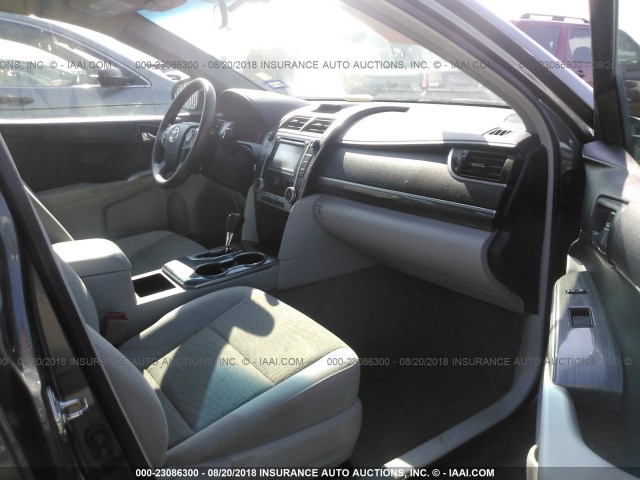 4T1BD1FK1DU078390 - 2013 TOYOTA CAMRY HYBRID/LE/XLE 银色 照片 5