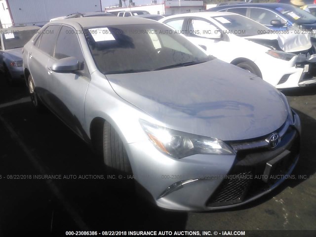 4T1BF1FK9GU212061 - 2016 TOYOTA CAMRY LE/XLE/SE/XSE SILVER photo 1