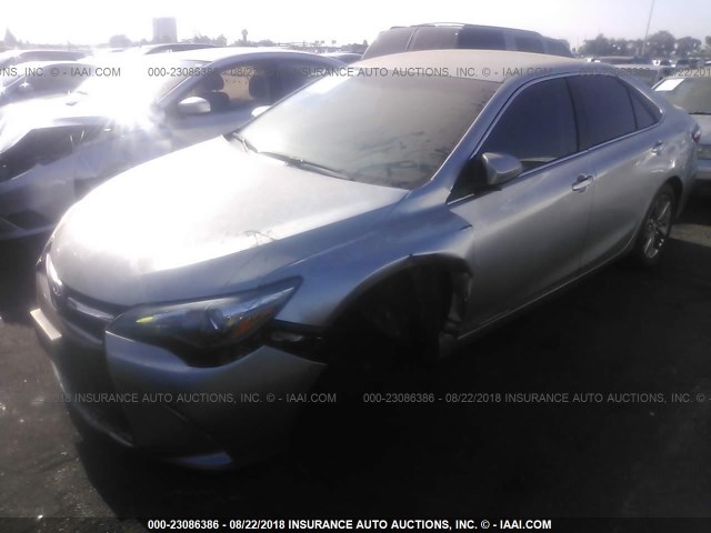 4T1BF1FK9GU212061 - 2016 TOYOTA CAMRY LE/XLE/SE/XSE SILVER photo 2