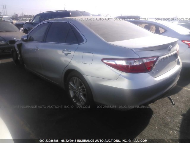 4T1BF1FK9GU212061 - 2016 TOYOTA CAMRY LE/XLE/SE/XSE SILVER photo 3