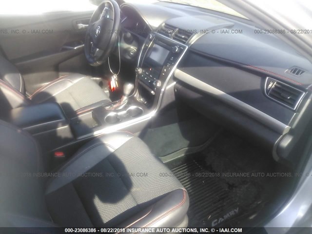 4T1BF1FK9GU212061 - 2016 TOYOTA CAMRY LE/XLE/SE/XSE SILVER photo 5