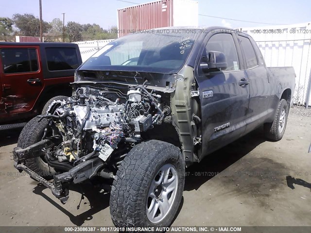 5TFRY5F16HX225832 - 2017 TOYOTA TUNDRA DOUBLE CAB SR/SR5 GRAY photo 2