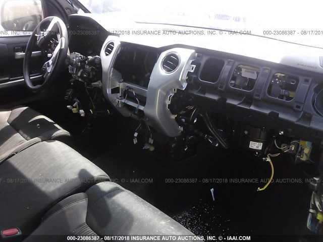 5TFRY5F16HX225832 - 2017 TOYOTA TUNDRA DOUBLE CAB SR/SR5 GRAY photo 5