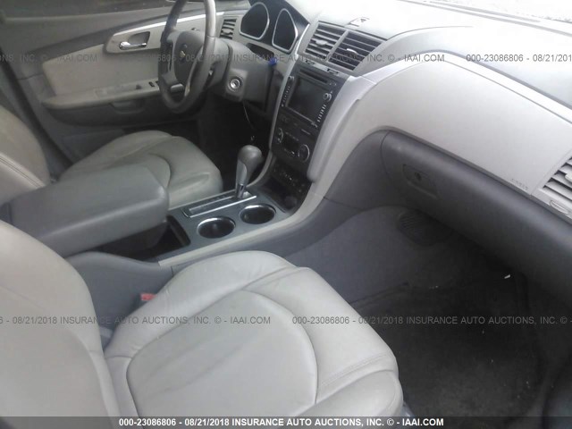 1GNLVGED7AS134178 - 2010 CHEVROLET TRAVERSE LT WHITE photo 5