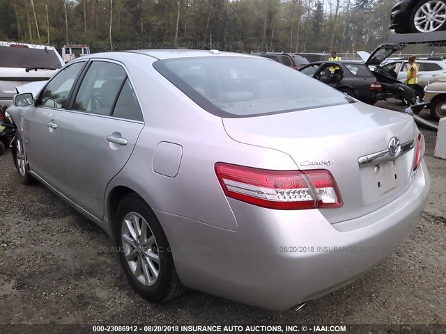 4T1BK3EK0BU614391 - 2011 TOYOTA CAMRY SE/LE/XLE ვერცხლისფერი ფოტო 3