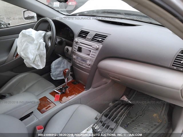 4T1BK3EK0BU614391 - 2011 TOYOTA CAMRY SE/LE/XLE ვერცხლისფერი ფოტო 5