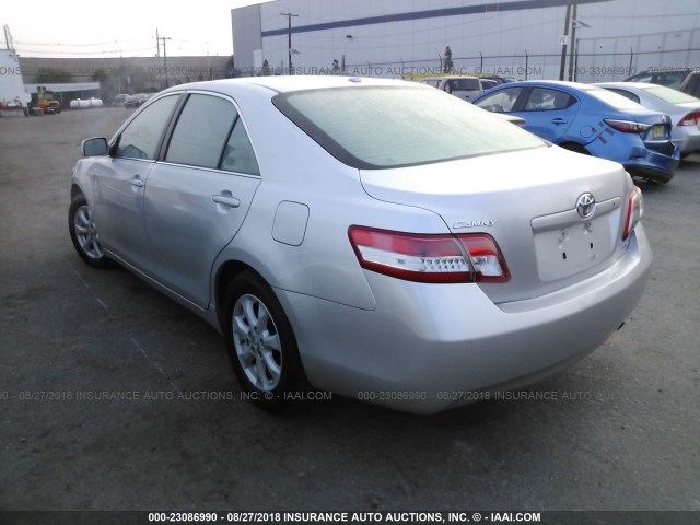 4T4BF3EK2BR089764 - 2011 TOYOTA CAMRY SE/LE/XLE ვერცხლისფერი ფოტო 3