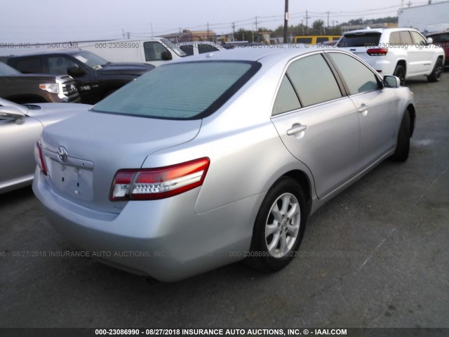 4T4BF3EK2BR089764 - 2011 TOYOTA CAMRY SE/LE/XLE ვერცხლისფერი ფოტო 4