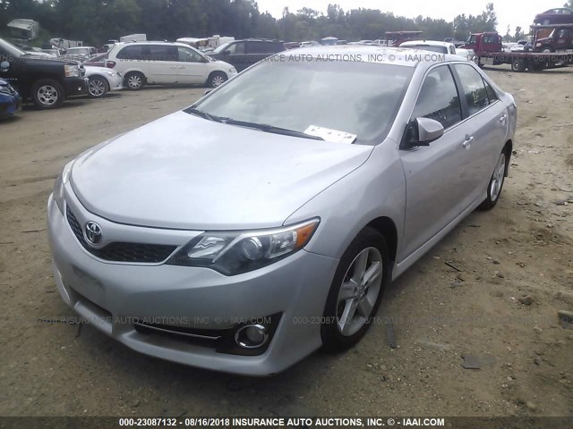 4T1BF1FK1EU435904 - 2014 TOYOTA CAMRY L/SE/LE/XLE Gümüş foto 2