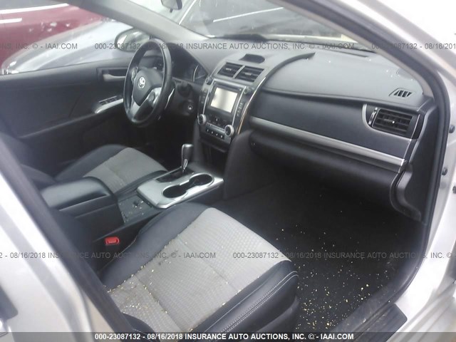 4T1BF1FK1EU435904 - 2014 TOYOTA CAMRY L/SE/LE/XLE Gümüş foto 5