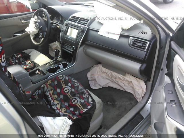 4T1BF1FK6HU420819 - 2017 TOYOTA CAMRY LE/XLE/SE/XSE 银色 照片 5