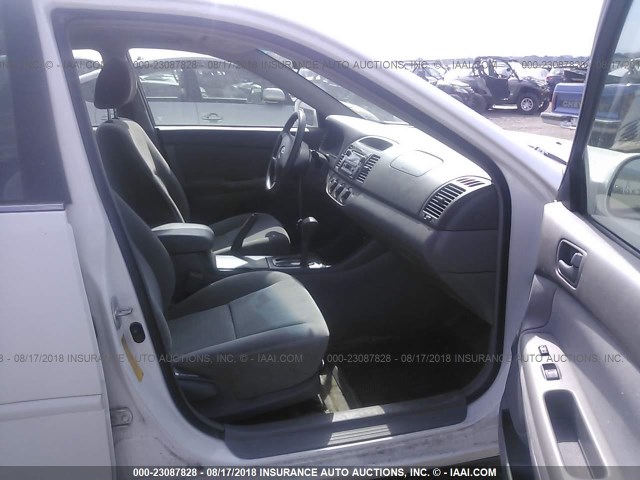 4T1BF30K52U006684 - 2002 TOYOTA CAMRY LE/XLE/SE 白色 照片 5