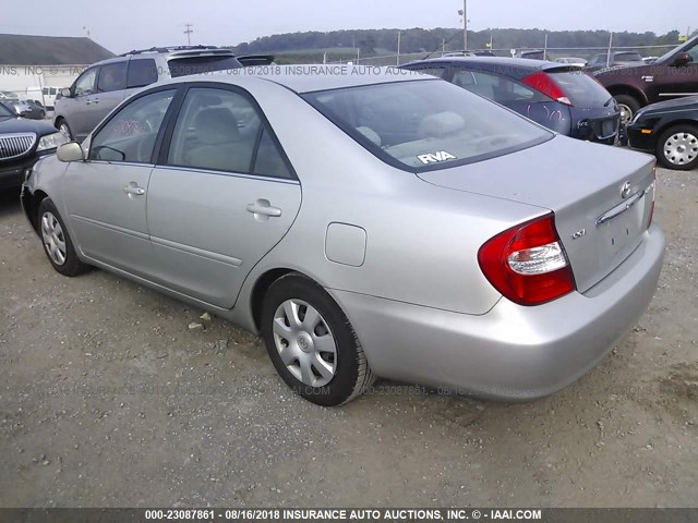 4T1BE32K42U048411 - 2002 TOYOTA CAMRY LE/XLE/SE 银色 照片 3